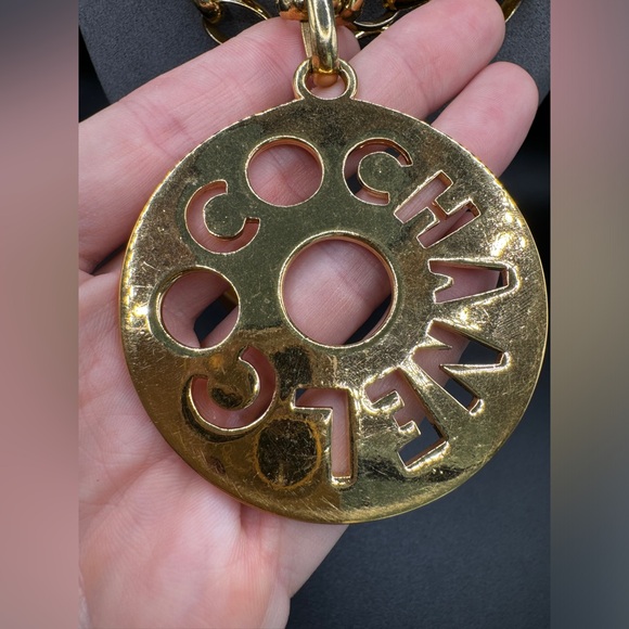 LOT 1431 24K gold plated CHANEL vintage necklace/belt chain with huge pendant - Picture 4 of 15